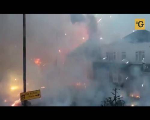 L'incendio in una fabbrica di fuochi d'artificio dà spettacolo