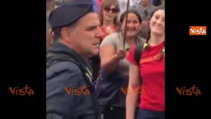 "Scemo, scemo!". Salvini contestato al campo rom
