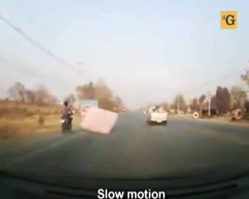 Incidenti. Motociclista fortunato cade sul materasso