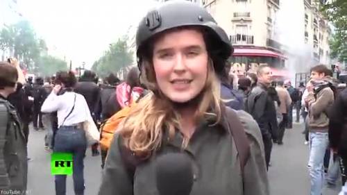 Parigi, il black bloc assale una giornalista di Russia Today