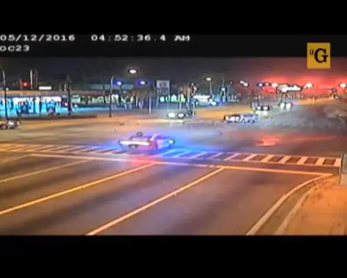 Poliziotto passa col rosso a 145 km/h