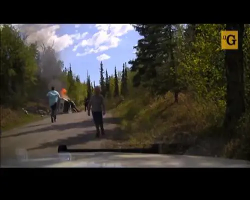 Salvato da un auto in fiamme