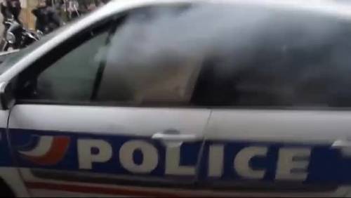 La furia dei black bloc ​contro la polizia francese