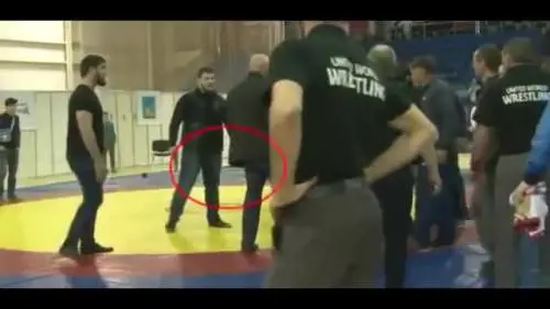 Ragazzino non vuole perdere l'incontro: il suo bodyguard estrae la pistola