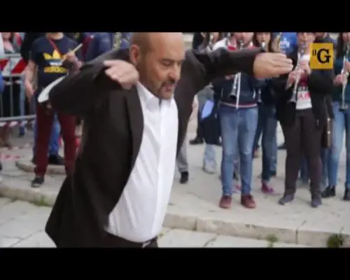 Zingaretti imita Totò per festeggiare l'ultimo ciack