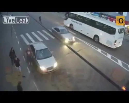 Distrugge a mani nude l'auto di due malviventi armati