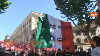 CasaPound in corteo: coreografie con fumogeni tricolore