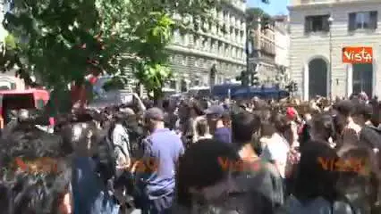 Tensione con la polizia al sit in dell'Anpi