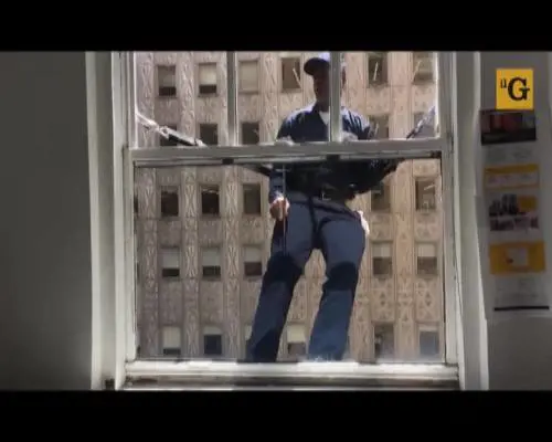 La dura vita del lavafinestre a New York