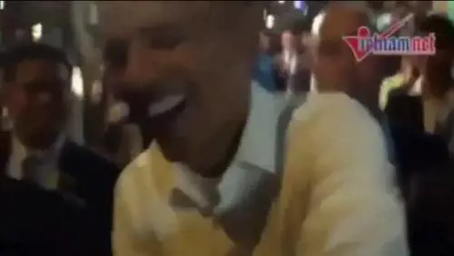 Obama si sfila l'anello: teme che i vietnamiti glielo rubino