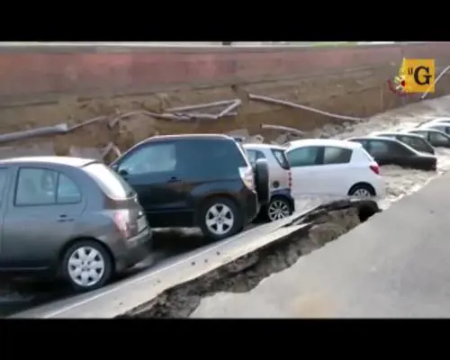 Firenze. Voragine sul Lungarno inghiottisce decine di auto