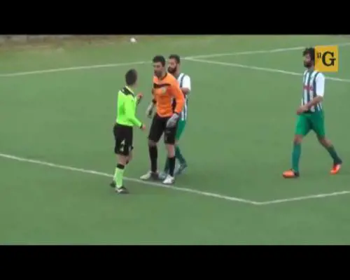 Follia fra i dilettanti. Schiaffi e pugni all'arbitro per un rigore