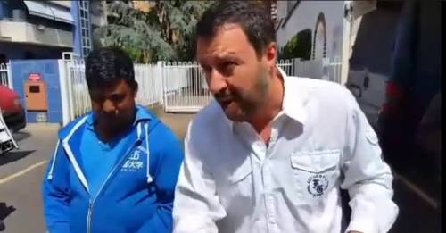 Salvini pizzica l'immigrato abusivo: "Te ne devi andare"