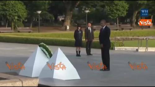 Obama depone una corona di fiori a Hiroshima