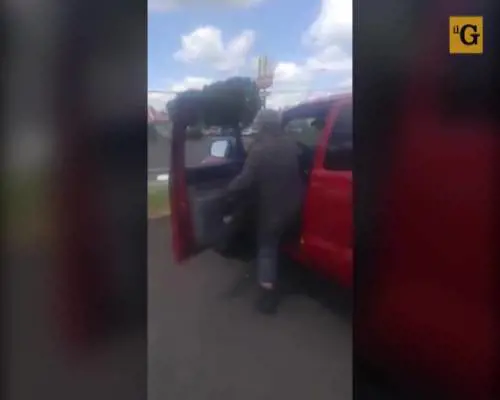 Mendicante beccato alla guida di un'auto di lusso