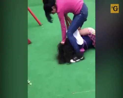 Aggredisce amichetta con un tirapugni di ferro