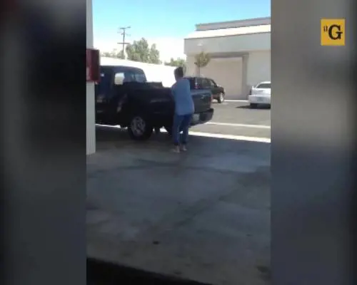 Benzinaia rompe l'auto del cliente. Ci ha messo troppo