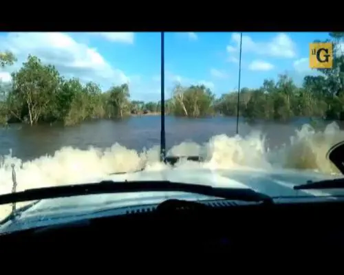 La jeep del deserto se la cava anche sott'acqua