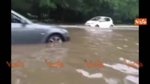 Nubifragio a Milano, auto bloccate nell'acqua