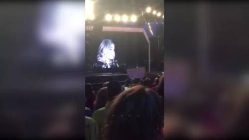 Adele fa sfuriata alla fan a Verona: "Basta video!"
