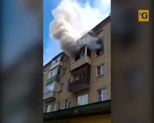Famiglia salta giù dalla palazzina in fiamme