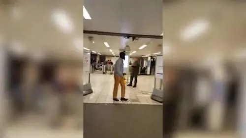 Il video dell'aggressione nella metro di Londra