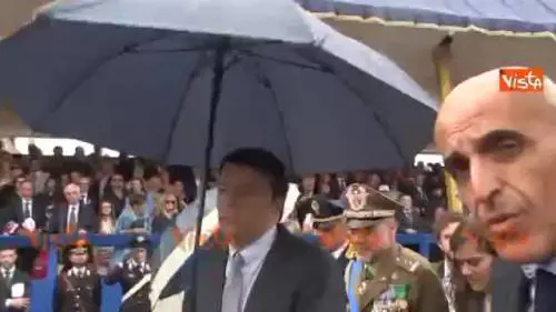 Renzi contestato alla parata: "Vogliamo i marò in piazza"