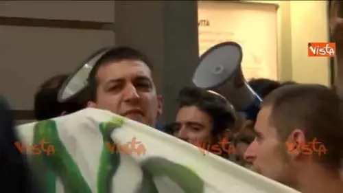 "Odio la Lega". E Salvini manda i baci ai no global
