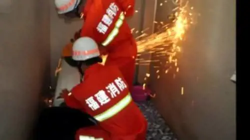 Cina, resta incastrato con la testa nella lavatrice