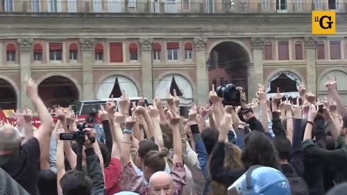 "Zecche rosse" contro "Odio la Lega": scontri in piazza a Bologna