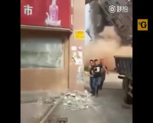 Cina. Demolizione catastrofica in stile Jenga