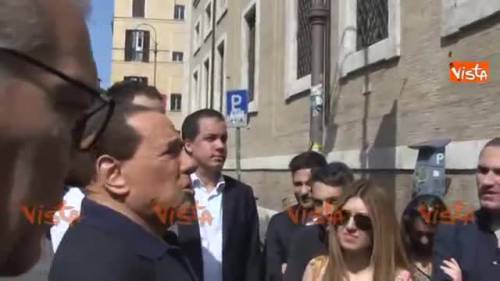 Berlusconi al voto: scherza con i sostenitori di FI