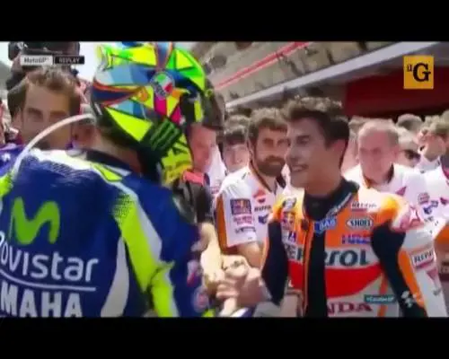 Rossi-Marquez. La stretta di mano al "nemico"