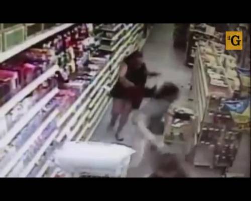 Pedofilo tenta di rapire una tredicenne al supermercato