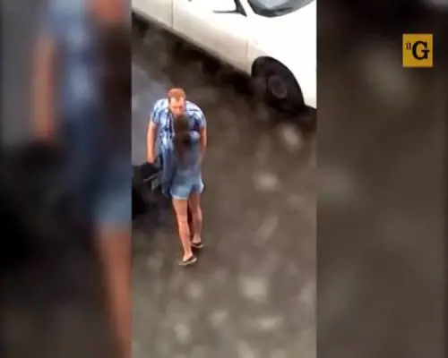Litiga con la fidanzata e la manda k.o. a suon di pugni