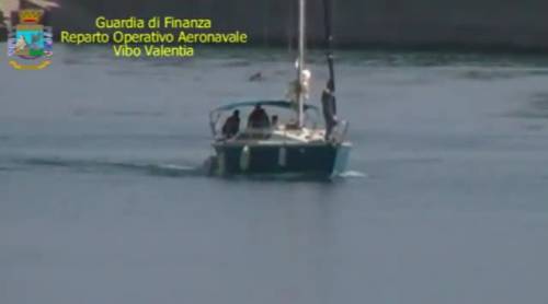 Migranti gettati in mare dagli scafisti al largo di Isola di Capo Rizzuto