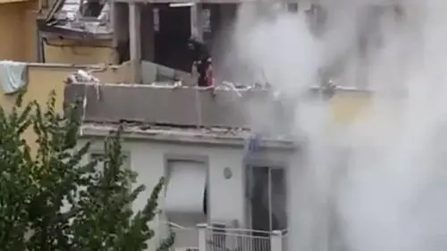 I soccorsi dopo l'esplosione a Milano