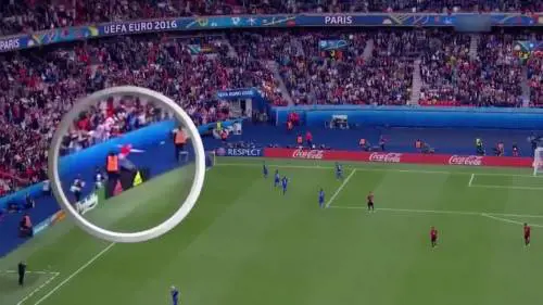 Modric segna, il tifoso invade il campo e lo abbraccia