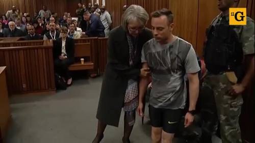 Oscar Pistorius in aula senza le protesi