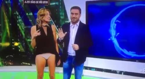 Il gesto imbarazzante in tv e la giornalista resta mezza nuda