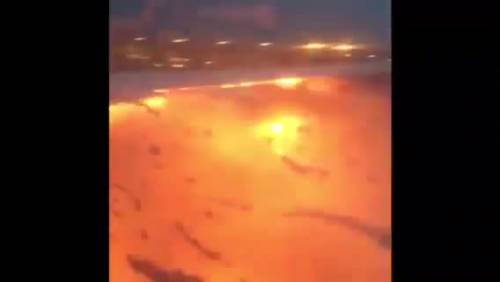 Panico in volo: aereo in fiamme dopo l'atterraggio d'emergenza