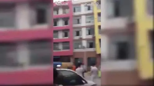 Studenti cinesi bocciati all'esame dell'università: si gettano da un palazzo e muoiono