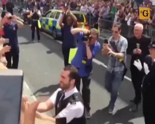 Gay pride. Poliziotto fa proposta di matrimonio al compagno