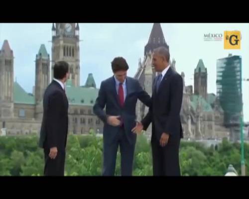 La comica stretta di mano fra presidenti nordamericani
