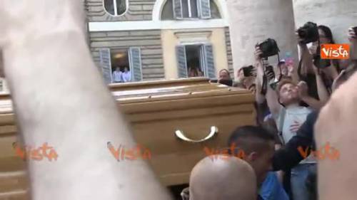 A Roma grande folla per il funerale di Bud Spencer