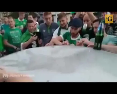 Tifosi irlandesi riparano auto ammaccata