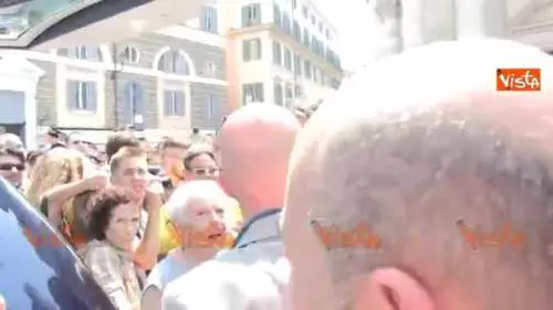 "Vai via pedofilo". Paolini cacciato dal funerale di Bud Spencer