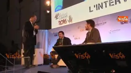 Stretta di mano fra Salvini e Di Battista