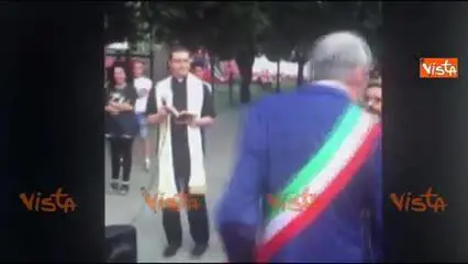 "Sei stato bocciato, sei scemo". Gli insulti del sindaco fanno piangere il bimbo