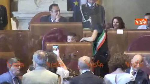 Il figlio di Virginia Raggi sullo scranno da sindaco